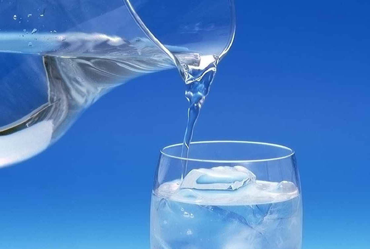 uống đủ nước khi bay và không nên uống rượu